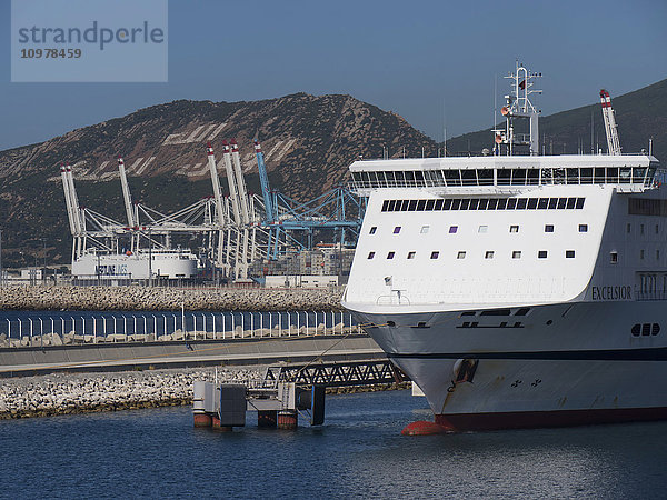 Kreuzfahrtschiff im Hafen; Tanger  Marokko'.