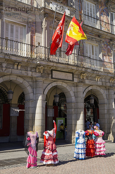 Traditionelle Kleider an Schaufensterpuppen auf der Plaza Mayor; Madrid  Spanien'.