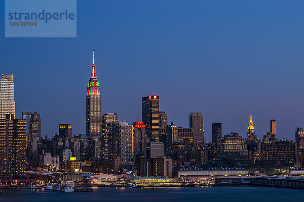 Empire State Building in der Dämmerung (weihnachtliche Farben); New York City  New York  Vereinigte Staaten von Amerika'.