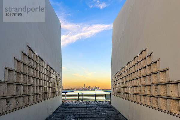 9/11 ''Postcards''-Denkmal bei Sonnenuntergang  North Shore Esplanade; Staten Island  New York  Vereinigte Staaten von Amerika''