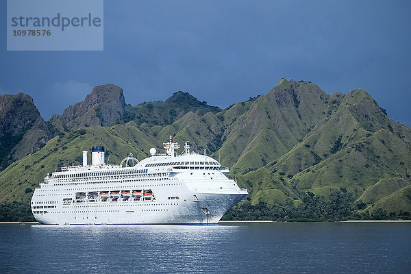 Die Pacific Jewel vor der Insel Komodo  ein Kreuzfahrtschiff der P&O-Kreuzfahrtgesellschaft  das bis zu 1 950 Gäste fasst und über 11 Gästedecks verfügt; Flores  Indonesien'