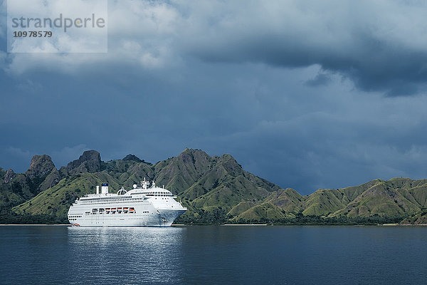 Die Pacific Jewel vor der Insel Komodo  ein Kreuzfahrtschiff der Reederei P&O  das bis zu 1 950 Gäste fasst und über 11 Gästedecks verfügt; Flores  Indonesien'