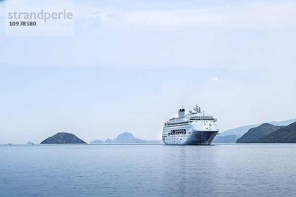Die Pacific Jewel vor der Insel Komodo  ein Kreuzfahrtschiff der P&O-Kreuzfahrtgesellschaft  das bis zu 1 950 Gäste fasst und über 11 Gästedecks verfügt; Flores  Indonesien'