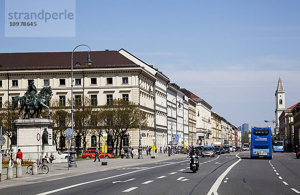 Fußgänger und Verkehr auf einer Straße; München  Bayern  Deutschland'.