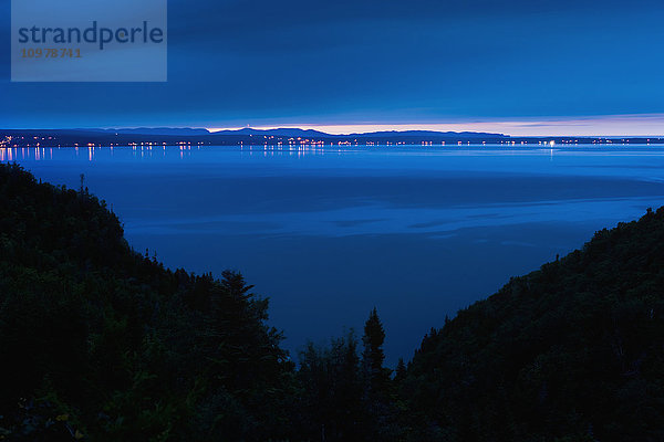 Sankt-Lorenz-Strom und Gaspesie Region in der Abenddämmerung; Barachois  Quebec  Kanada'.