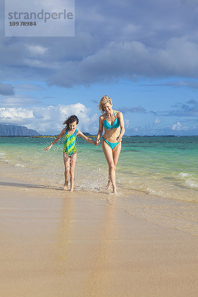 'Mutter und Tochter am Strand; Kailua  Insel Hawaii  Hawaii  Vereinigte Staaten von Amerika'.