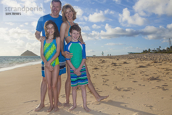 Porträt einer Familie am Strand auf einer hawaiianischen Insel; Kailua  Insel Hawaii  Hawaii  Vereinigte Staaten von Amerika'.
