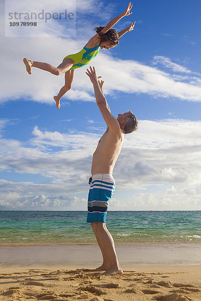 Vater und Tochter spielen am Strand; Kailua  Insel Hawaii  Hawaii  Vereinigte Staaten von Amerika'.