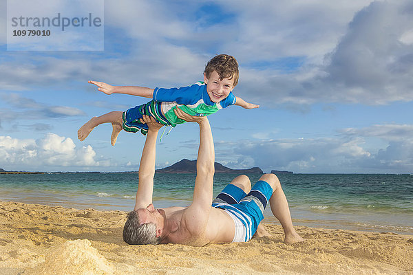 Vater und Sohn spielen am Strand; Kailua  Insel Hawaii  Hawaii  Vereinigte Staaten von Amerika'.