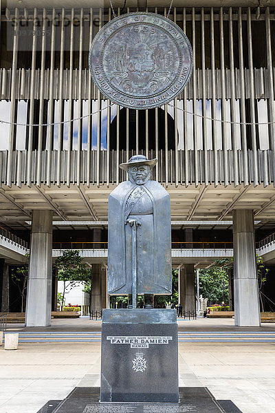 Blick auf die Statue von Pater Damien vor dem Hawaii State Capitol; Honolulu  Ohau  Hawaii  Vereinigte Staaten von Amerika'.