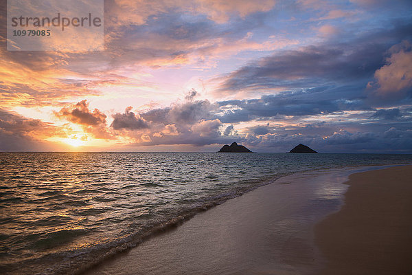 Sonnenaufgang am Strand Lanikai; Kailua  Insel Hawaii  Hawaii  Vereinigte Staaten von Amerika'.