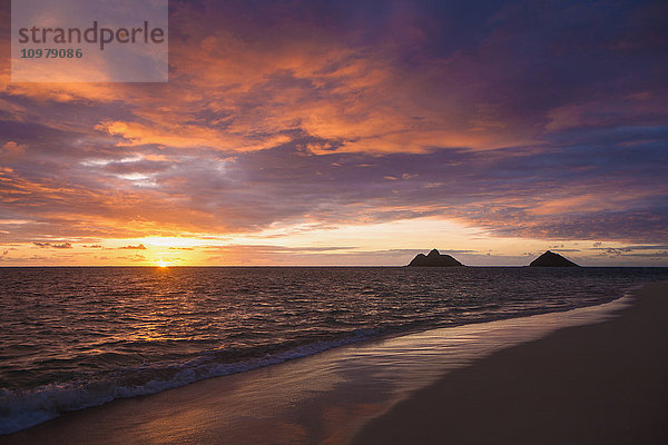 Sonnenaufgang am Strand Lanikai; Kailua  Insel Hawaii  Hawaii  Vereinigte Staaten von Amerika'.