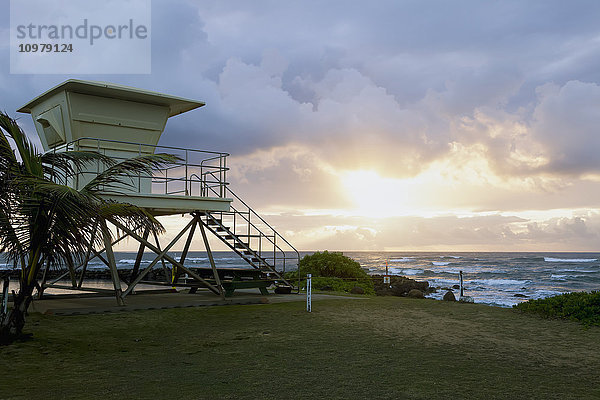 Sonnenaufgang vom Lydgate Beach Park aus gesehen; Lydgate  Kauai  Hawaii  Vereinigte Staaten von Amerika'.