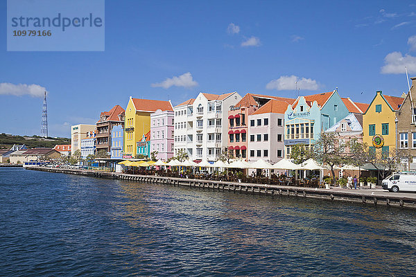 Die malerische Punda-Seite des Hafens von Willemstad ist ein nationales Wahrzeichen von Curacao; Punda  Curacao