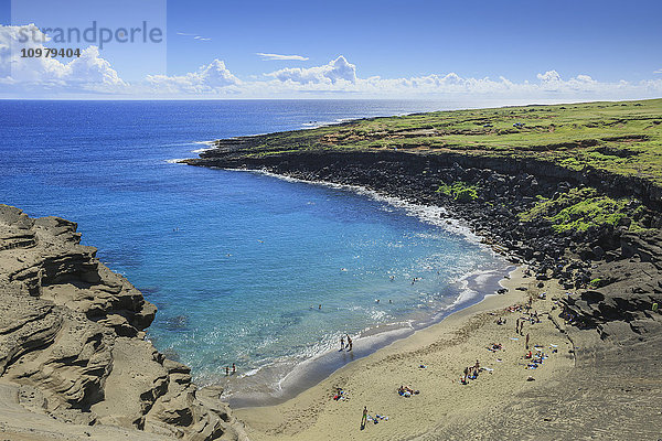 Green Sand Beach  oder Papakolea Beach  ist eine Wanderung von South Point Hawaii und ist bekannt für die deutliche Farbe von Olivin Mineral; Naalehu  Island of Hawaii  Hawaii  Vereinigte Staaten von Amerika '