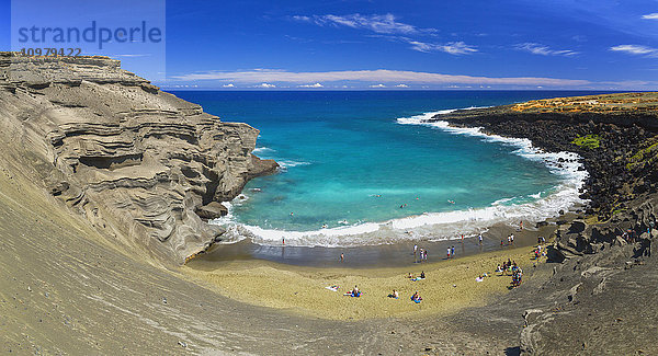 Green Sand Beach  oder Papakolea Beach  ist eine Wanderung von South Point Hawaii und ist bekannt für die deutliche Farbe von Olivin Mineral; Naalehu  Island of Hawaii  Hawaii  Vereinigte Staaten von Amerika '