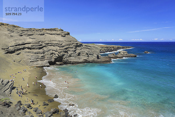 Green Sand Beach  oder Papakolea Beach  ist eine Wanderung von South Point Hawaii und ist bekannt für die deutliche Farbe von Olivin Mineral; Naalehu  Island of Hawaii  Hawaii  Vereinigte Staaten von Amerika '