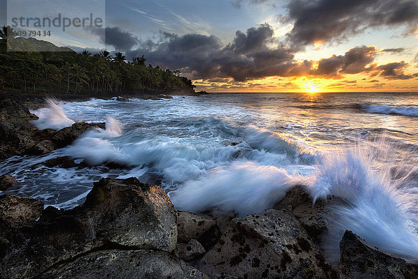 Sonnenaufgang über dem Meer und Blick auf die Küste; Opihikao  Insel Hawaii  Hawaii  Vereinigte Staaten von Amerika'.