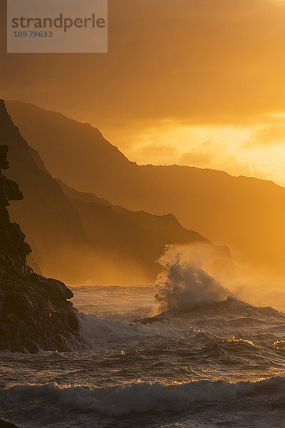 Wellenbrecher an der Na Pali-Küste bei Sonnenuntergang; Kauai  Hawaii  Vereinigte Staaten von Amerika'.