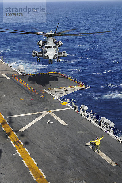 Ein CH-53 Sea Stallion Hubschrauber setzt zur Landung auf dem Flugdeck der USS Peleliu (LHA-5) im Pazifischen Ozean an; Hawaii  Vereinigte Staaten von Amerika