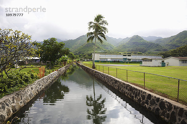 Wasserkanal in der Nähe der Grundschule; Hauula  Oahu  Hawaii  Vereinigte Staaten von Amerika'.