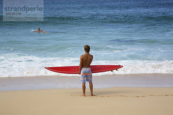 Surfer testet die Wellen bei Pipeline; Oahu  Hawaii  Vereinigte Staaten von Amerika'.