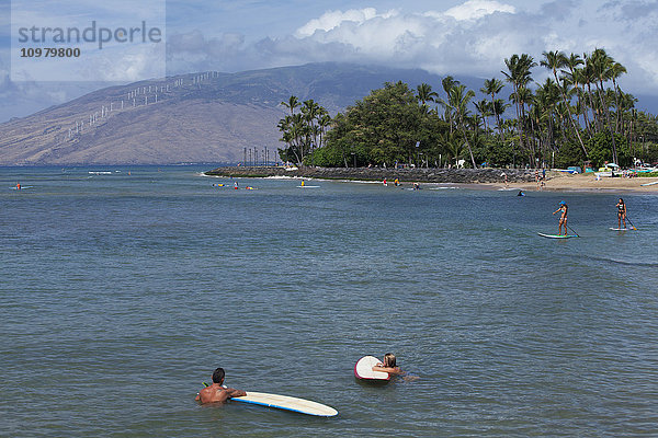 Surfer  Stand Up Paddler  Cove Park Beach  West Maui Mountains in der Ferne; Kihei  Maui  Hawaii  Vereinigte Staaten von Amerika'.