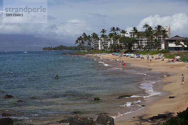 Schwimmer  Stand Up Paddle Boarder  Sonnenanbeter  Eigentumswohnung oder Hotel  Kamaole I Beach Park; Kihei  Maui  Hawaii  Vereinigte Staaten von Amerika'.