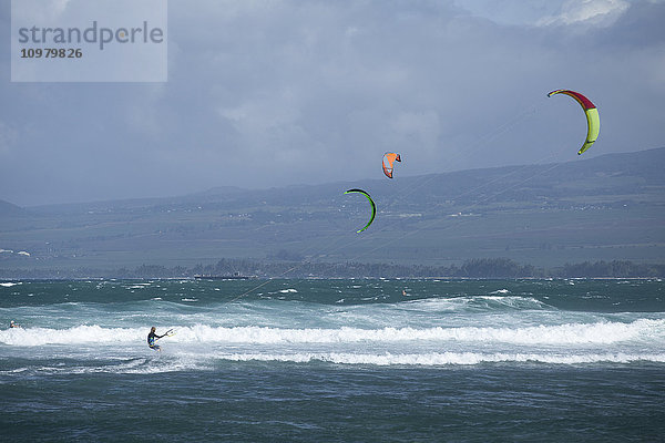 Kite-Surfer am Waiehu Beach  in der Nähe von Wailuku; Maui  Hawaii  Vereinigte Staaten von Amerika'.