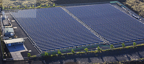 Luftaufnahme von Solarmodulen und Stromerzeugungsanlage in der Nähe von Kailua-Kona; Insel Hawaii  Hawaii  Vereinigte Staaten von Amerika'.
