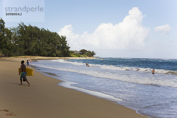 Boogie Boarder genießen die Wellen im Laie Beach Park an der Nordküste von Oahu; Oahu  Hawaii  Vereinigte Staaten von Amerika'.