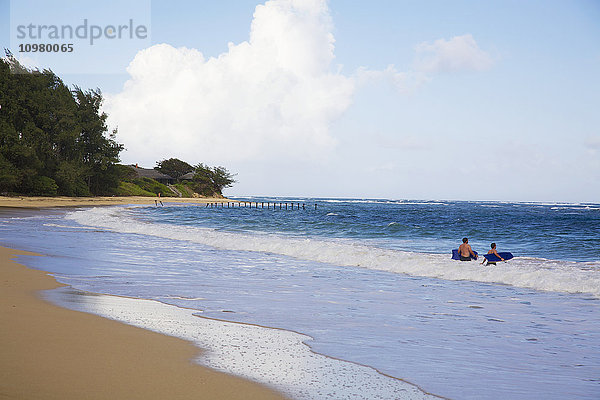 Boogie Boarder genießen die Wellen im Laie Beach Park an der Nordküste von Oahu; Oahu  Hawaii  Vereinigte Staaten von Amerika'.