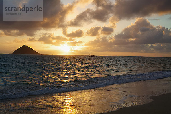 Sonnenaufgang am Lanikai Beach  Oahu  Hawaii  Vereinigte Staaten von Amerika