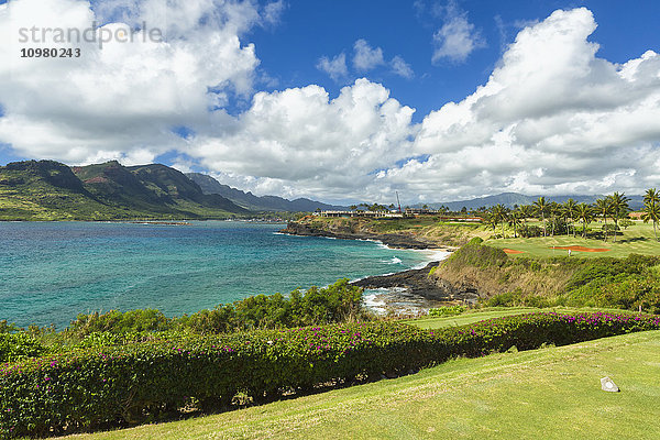 Ansicht mit Golfplatz-Abschlagplatz am Eingang zum Nawiliwili-Hafen; Lihue  Kauai  Hawaii  Vereinigte Staaten von Amerika'.