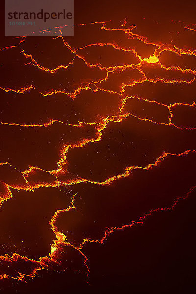 Glühende Lava  die in einem Lavasee fließt; Insel Hawaii  Hawaii  Vereinigte Staaten von Amerika'.