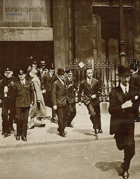 Die große Finanzkrise von 1931  Angestellte  die nach der Senkung des Leitzinses aus der Bank eilen  um es den Maklern an der Börse zu sagen. Aus der Geschichte von 25 ereignisreichen Jahren in Bildern  veröffentlicht 1935