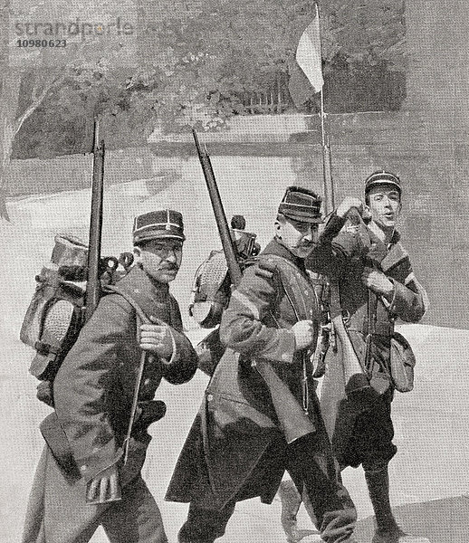 Drei französische Soldaten  die während des Ersten Weltkriegs in den Kampf ziehen. Aus The War Illustrated Album Deluxe  veröffentlicht 1915.