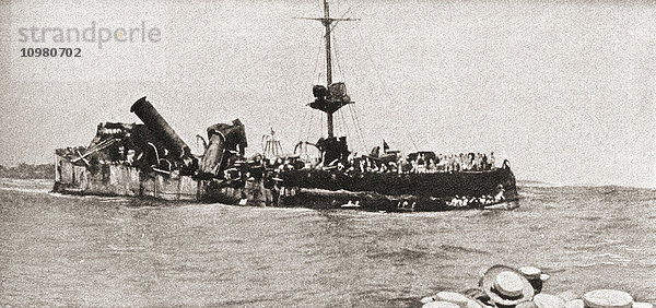 Der deutsche Seeräuber S.M.S. Emden  auf Grund gelaufen nach der Schlacht von Cocos 1914. Aus The Pageant of the Century  veröffentlicht 1934
