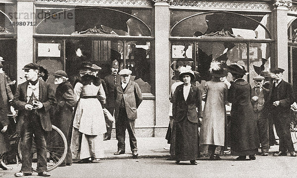 Die von einem antideutschen Mob während des Ersten Weltkriegs zertrümmerten Fenster einer Kneipe in deutschem Besitz in Deptford  England. Aus The Pageant of the Century  veröffentlicht 1934
