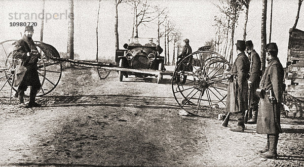 Französische Soldaten sperren während des Ersten Weltkriegs in Verdun  Frankreich  die Straße und kontrollieren alle vorbeifahrenden Fahrzeuge auf Inhalt und Ziel. Aus The Pageant of the Century  veröffentlicht 1934