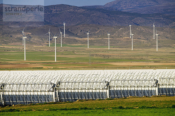 Sonnenkollektoren und Windturbinen; Provinz Almeria  Spanien'.