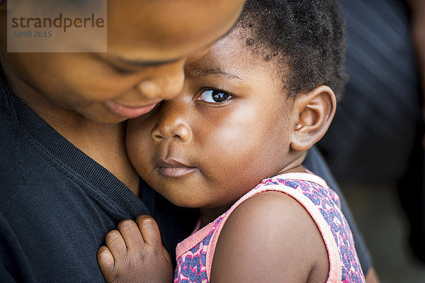 Afrikanisches Kind in den Armen seiner Mutter; Hammanskraal  Gautang  Südafrika'.