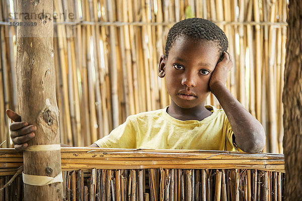 Porträt eines kleinen Jungen im Dorf Sexaxa; Maun  Botswana