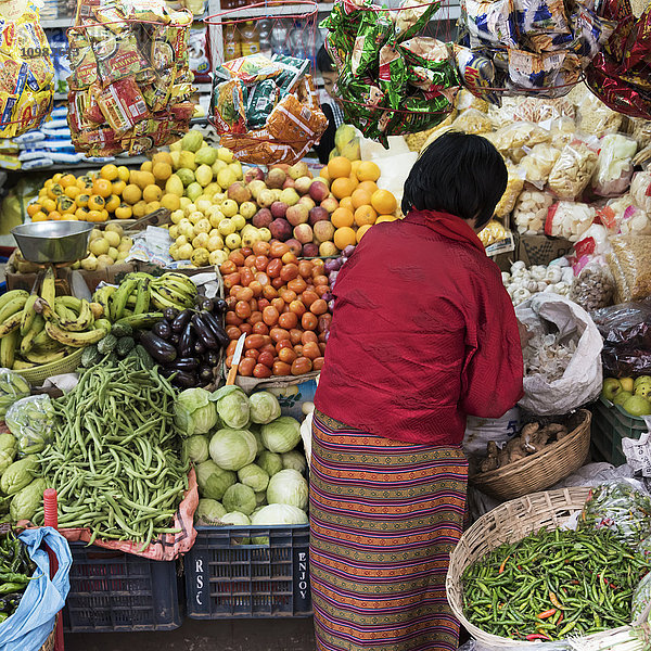 Eine Frau kauft frische Produkte ein; Thimphu  Bhutan'.