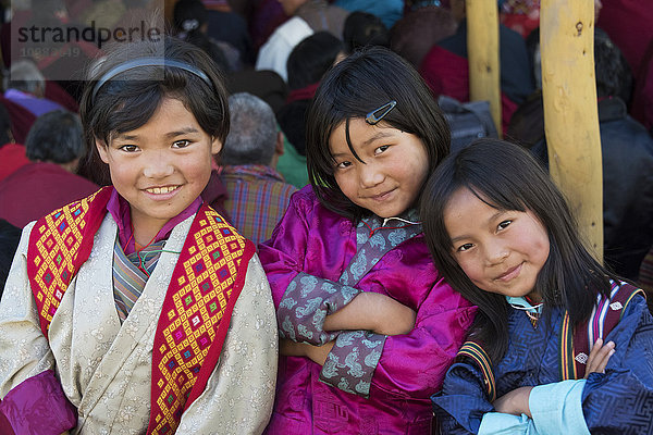 Porträt von drei jungen Mädchen; Paro  Bhutan'.