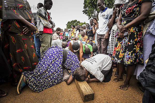 Tausende versammeln sich am Karfreitag  um durch die Straßen zu gehen und das Geschenk Gottes zu verkünden; Gulu  Uganda'.