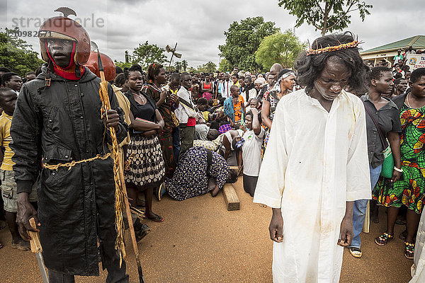 Tausende versammeln sich am Karfreitag  um durch die Straßen zu gehen und das Geschenk Gottes zu verkünden; Gulu  Uganda'.