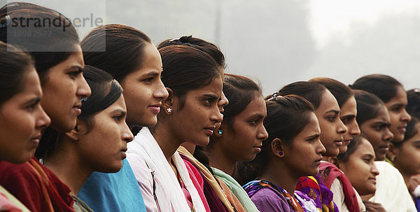 Indische Mädchen posieren für ein Foto; Neu-Delhi  Delhi  Indien'.