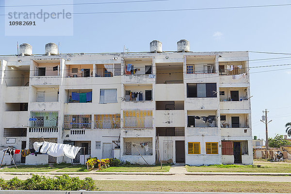 Dieser Sozialwohnungskomplex in Kuba ist ein landestypischer Wohnkomplex mit Außenwäscherei und abgenutzter Infrastruktur; Matanzas  Kuba'.