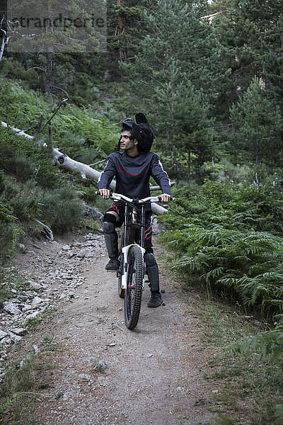 Mountainbiker auf Waldweg mit Pause